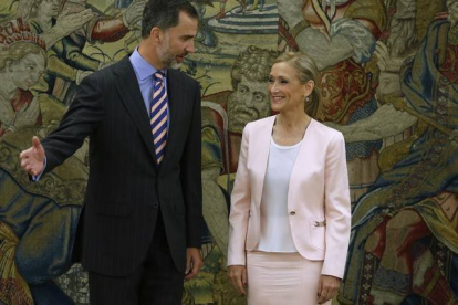 El rey Felipe VI, con la presidenta de la Comunidad de Madrid, Cristina Cifuentes, este viernes, 3 de julio.-Foto: DAVID CASTRO
