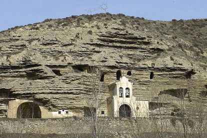 La ermita excavada en la roca atrae la mirada de propios y extraños ya que puede verse desde la lejanía.-R. O.