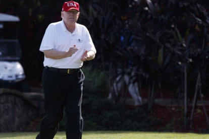 Donald Trump jugando a golf, deporte al que ha dedicado 94 días en el último año.-PERIODICO