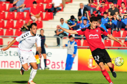 Néstor Salinas se dispone a golpear un balón en el choque del pasado fin de semana ante el Albacete-J. E. Egurrola