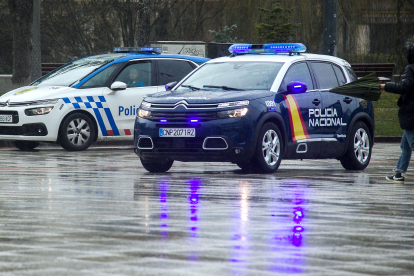 Imagen de dos vehículos de Policía Local y Policía Nacional. ECB