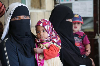 Una mujer yemení sostiene en brazos a su hija, en Saná.-Foto:   Abeer Etefa / AP / ABEER ETEFA