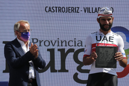 El corredor colombiano recoge el premio al vencedor de la etapa. SANTI OTERO