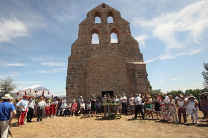 Los romeros todavía conservan la tradición de cantar la Salve frente a la ermita.-G. G.