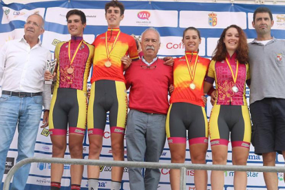 Mario Aparicio, segundo por la izquierda, y Sara Martín, con el maillot rojigualda, en el podio de Valladolid.-