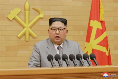 Kim Jong-un, durante la alocución dirigida ayer a los norcoreanos, que la televisión nacional emitió en bucle todo el día.-REUTERS / KCNA