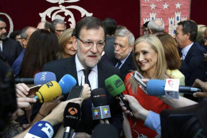 El presidente del Gobierno, Mariano Rajoy, tras la toma de posesión de los consejeros del Gobierno de Cristina Cifuentes, este sábado.-Foto: ÁNGEL DÍAZ/ EFE