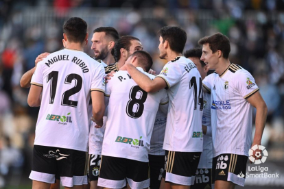 Los jugadores del Burgos celebran un gol. LALIGA