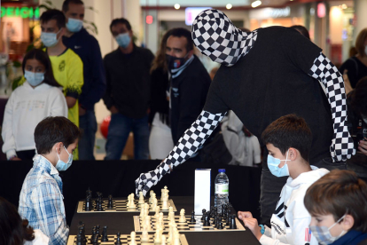 El Rey Enigma llega a Burgos de la mano de Master Chess para participar en una exhibición de partidas simultáneas de ajedrez con 40 jóvenes de Burgos. ICAL