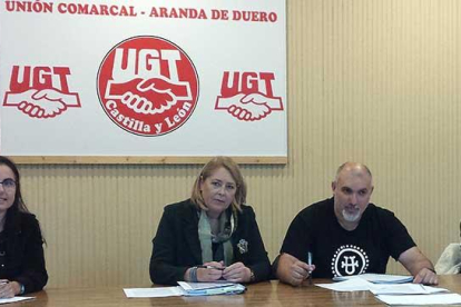 Amparo Simón Lázaro, Herminia del Arco y Lola Vicente junto a Modesto Rioseras en rueda de prensa.-L. V.