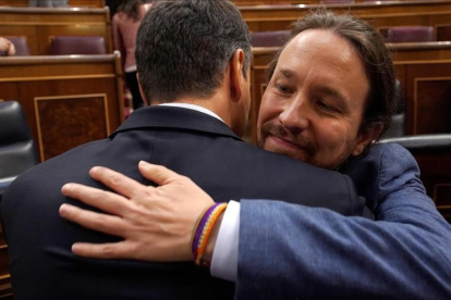 Sánchez e Iglesias se abrazan en el Congreso.-DAVID CASTRO