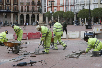 La reparación de adoquines en la Plaza Mayor no se repetirá se si afronta la renovación del pavimento-RAÚL G. OCHOA