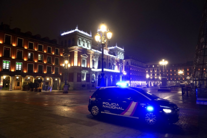 Patrulla de la Policía Nacional en Valladolid por la entrada de toque de queda a las 20 horas.- ICAL