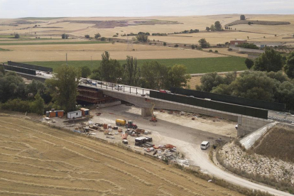 Vista actual de viaducto de Frandovínez, con la plataforma central ya instalada.-ISRAEL L. MURILLO