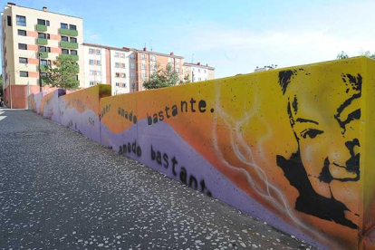 La calle Gloria Fuertes aún no tiene placa identificativa, pero sí está en proceso un colorido mural que vestirá el homenaje que La Poesía es un Cuento dedicará a la escritora.-Israel L. Murillo