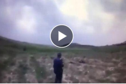 Tres policías persiguen a un yihadista del Estado Islámico en Mosul (Irak) y cuando va a ser cazado se inmola.-ATLAS