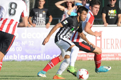 David Martín controla el balón en un lance del partido disputado ayer en la Ciudad Deportiva del Burgos Promesas.-ISRAEL L. MURILLO