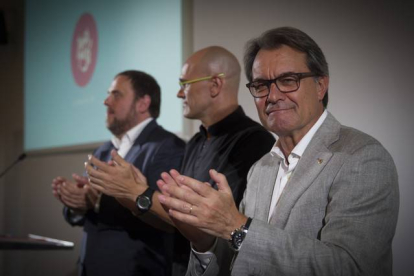 Artur Mas, durante la presentación del programa de Junts pel Sí, junto a oriol Junqueras y Raül Romeva, este sábado.-CARLOS MONTAÑÉS