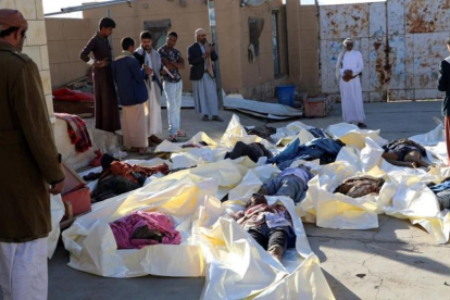 Los cadáveres de las personas muertas en el bombardeo en el norte de Yemen.-REUTERS
