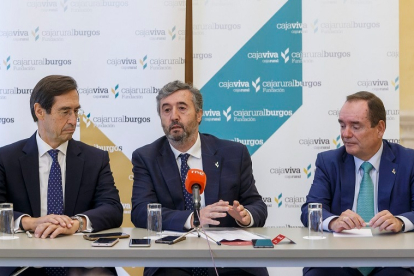 Mario Alonso Puig, Tomás Fisac y Ramón Sobremonte, durante la presentación de la Mesa de Actualidad Empresarial de la Fundación Caja Rural de Burgos y Cajaviva. SANTI OTERO