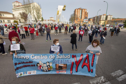 Imagen de la concentración para reclamar la reanudación de los trabajos en el centro de salud de García Lorca. SANTI OTERO