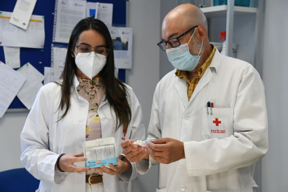 Los responsables de Cruz Roja muestran el nuevo fármaco.  ECB