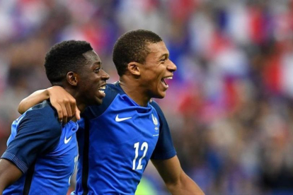 Dembélé, a la izquierda, con la camiseta de Francia-AFP / FRANCK FIFE