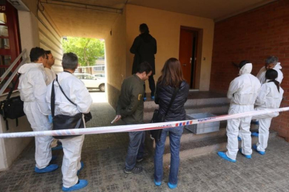 La unidad científica de los Mossos, en el domicilio de El Prat en el que se produjo un doble homicidio, el pasado 28 de abril.-DANNY CAMINAL