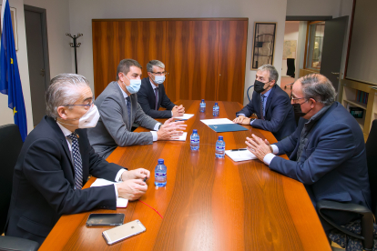 El consejero de Presidencia, Ángel Ibáñez, y el presidente de la Fundación Víctimas del Terrorismo, Tomás Caballero, durante la reunión mantenida esta mañana en Burgos. TOMÁS ALONSO
