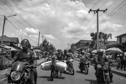 Eduardo Margareto / ICAL. Las motocicletas son el principal medio de trasporte en la ciudad de Goma. Y el vehículo de transporte por excelencia el Tsukudu, una especie de patinete gigante de madera construido de forma artesanal, con el que se puede transportar gran cantidad de materiales