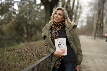 Marta Robles posa con un ejemplar de su última obra, ‘Pasiones carnales’. JAVIER BARBANCHO