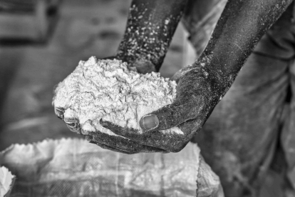 Eduardo Margareto / ICAL. Romiliade Kambale, muestra la alta calidad de la harina que se produce en el Centro de Desarrollo
