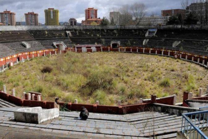 El estado de abandono que sufre la plaza de toros de Oviedo es evidente.-EL PERIÓDICO