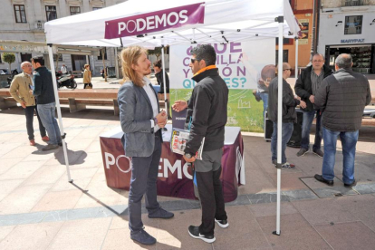 Pablo Fernández conversa con un ciudadano ayer en la plaza de Santo Domingo.-RAÚL G. OCHOA