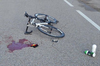 Sangre del ciclista derribado por el coche en la travesía de Tardajos.-ECB