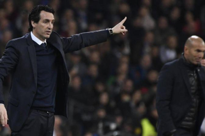 Unai Emery, con Zidane al fondo, en el partido de ida de los octavos de la Champions.-AFP / CHRISTOPHE SIMON
