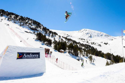 Un 'rider' ejecuta un salto durante la pasada edición del Total Fight, en Grandvalira.-