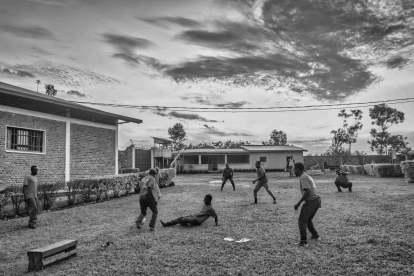 Eduardo Margareto / ICAL. Al finalizar la jornada en el Centro de Desarrollo, juegan con el balón de Denis un partido de Fútbol, para celebrarlo