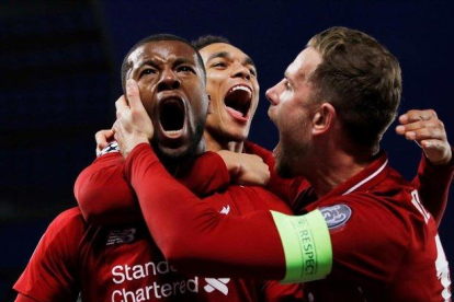 Wijnaldum celebra el tercer gol con Henderson y Alexander-Arnold.-PHIL NOBLE (REUTERS)