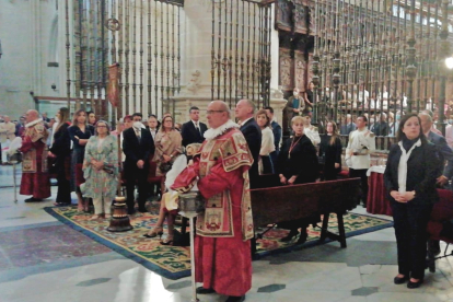 La Corporación Municipal bajo mazas asiste a la misa pontifical en la solemnidad de los apóstoles Pedro y Pablo. S. L. C.