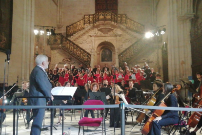 Miembros de la Orquesta Sinfónica de Burgos, el Orfeón Burgalés y la Federación de Corales de Burgos interpretaron la misa cantada. S. L. C.