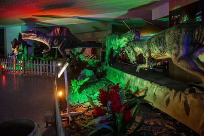 Las 30 figuras animatrónicas de los dinosaurios estarán expuestas en el Fórum hasta el próximo domingo 22 de septiembre.-SANTI OTERO