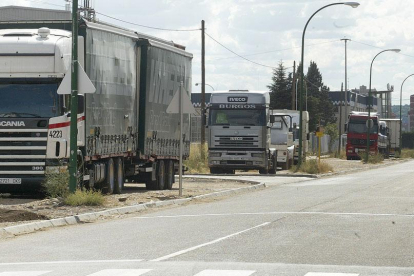 Imagen de camiones aparcados en el polígono Burgos Este.-ISRAEL L. MURILLO