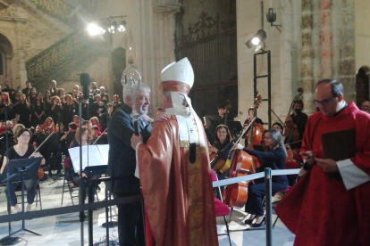 El arzobispo felicita al director de la Orquesta Sinfónica de Burgos por la interpretación de la misa cantada. S. L. C.