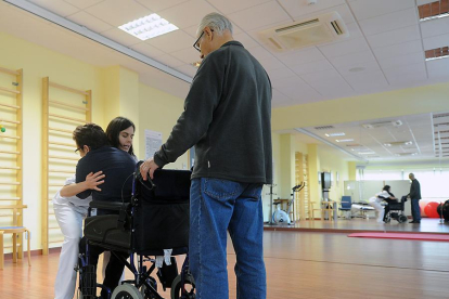 Una paciente trabaja su movilidad con una profesional del Creer.-ISRAEL L. MURILLO