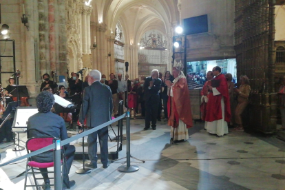Iceta aplaude a los coralistas y los intérpretes de la la Orquesta Sinfónica de Burgos por la interpretación de la misa cantada. S. L. C.