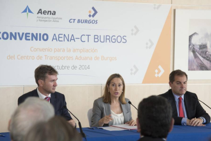 La ministra de Fomento, Ana Pastor, firma con el alcalde de Burgos, Javier Lacalle, un convenio mediante el cual se posibilita la ampliación del Centro Logístico de la ciudad en 200.000 metros cuadrados-Ical