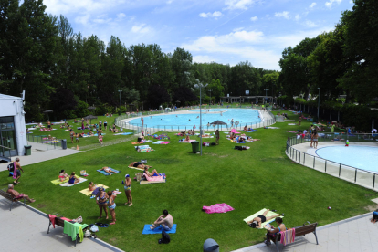 Varias personas disfrutan de las piscinas de San Amaro. ECB