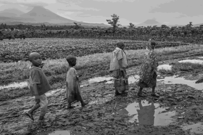 Eduardo Margareto / ICAL. Niños Invisibles Rubare (Congo). Niños que salen al amanecer a trabajar al campo y no vuelven hasta que comienza el ocaso, para intentar vender lo que han recolectado.