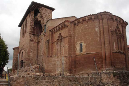 La iglesia de Navas de Bureba sufrió fuertes daños tras el desplome de 2014.-G.G.